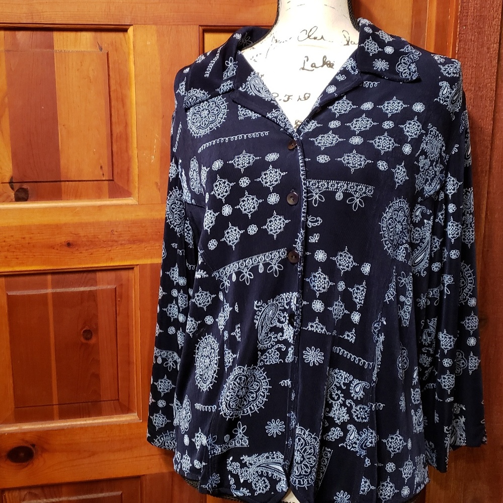 💙3/$25💙Pretty dark blue and white patterned top